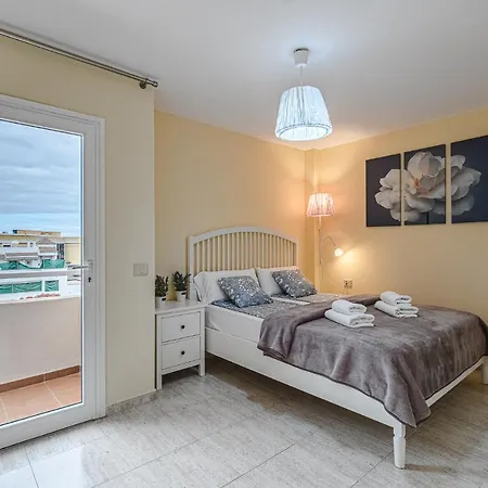 Yellow 3 Bedroom Large For 10 Guests