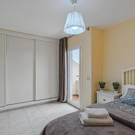 Apartment Yellow 3 Bedroom Large For 10 Guests *