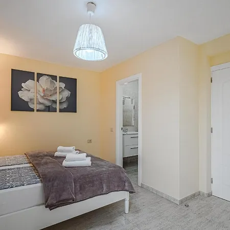 Apartment Yellow 3 Bedroom Large For 10 Guests