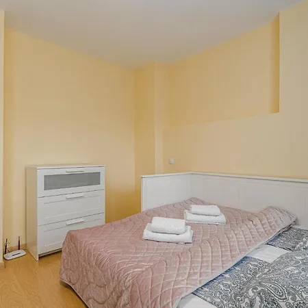 Yellow 3 Bedroom Large For 10 Guests *