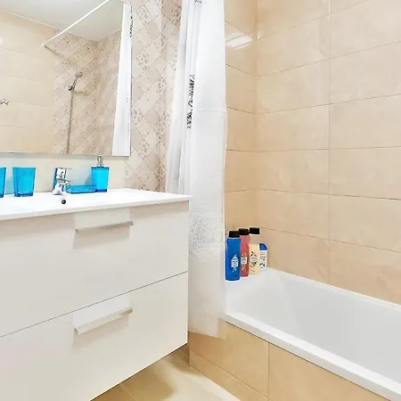 Yellow 3 Bedroom Large For 10 Guests Apartment