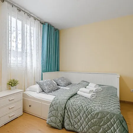 Yellow 3 Bedroom Large For 10 Guests Apartment