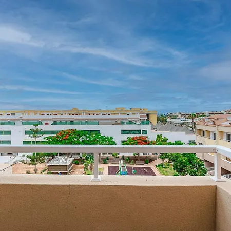 Yellow 3 Bedroom Large For 10 Guests Apartment *