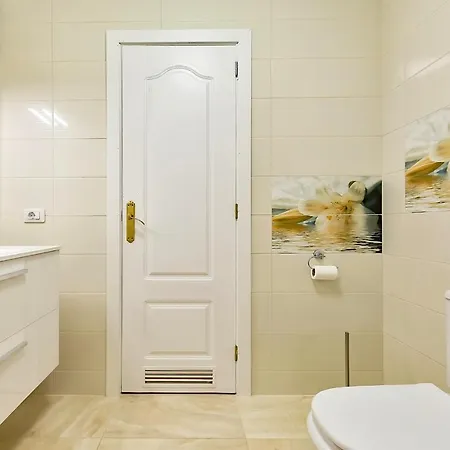 Yellow 3 Bedroom Large For 10 Guests *