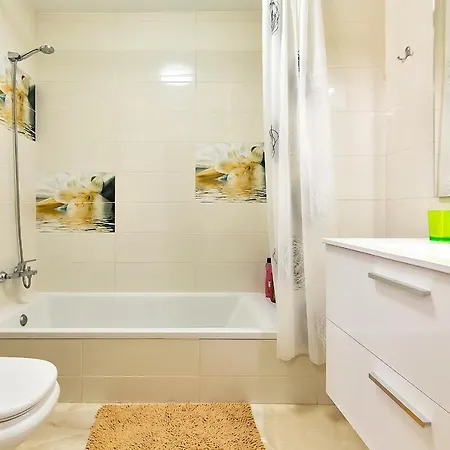 Apartment Yellow 3 Bedroom Large For 10 Guests *