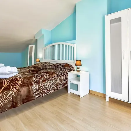 Yellow 3 Bedroom Large For 10 Guests Apartment