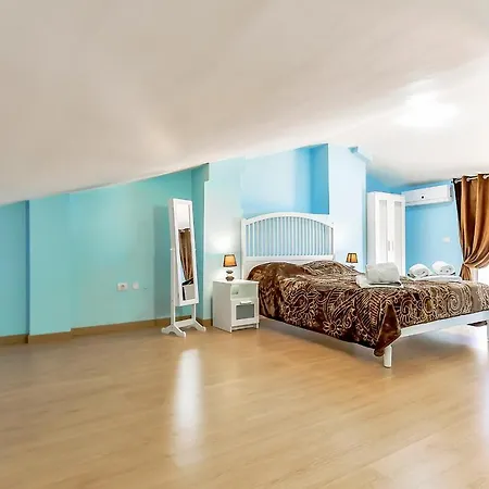 Yellow 3 Bedroom Large For 10 Guests Apartment