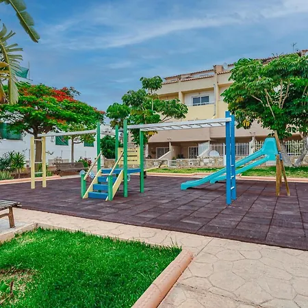 Yellow 3 Bedroom Large For 10 Guests Apartment *