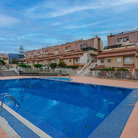 Yellow 3 Bedroom Large For 10 Guests Apartment *