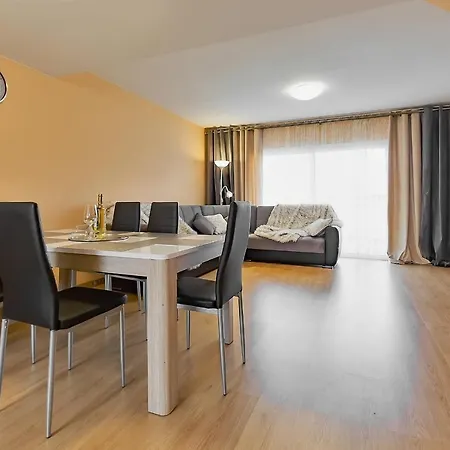 Yellow 3 Bedroom Large For 10 Guests Apartman *