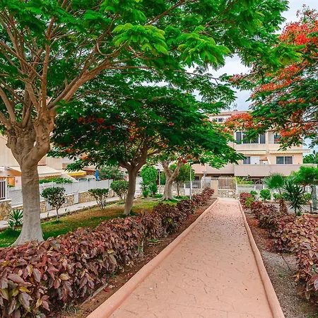 Yellow 3 Bedroom Large For 10 Guests Apartman